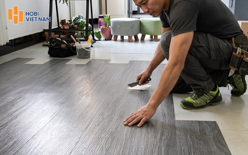 Thi công sàn nhựa giả gỗ với dụng cụ phù hợp giúp đảm bảo độ chính xác