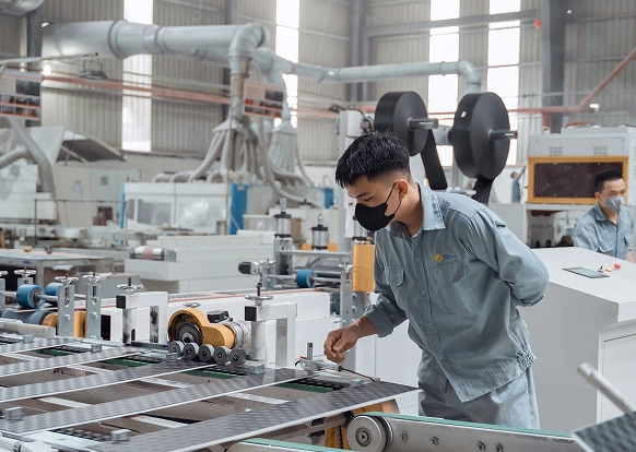 Hướng dẫn thi công bọc bề mặt cổng với tấm ốp nhựa vân gỗ chống nắng OP010