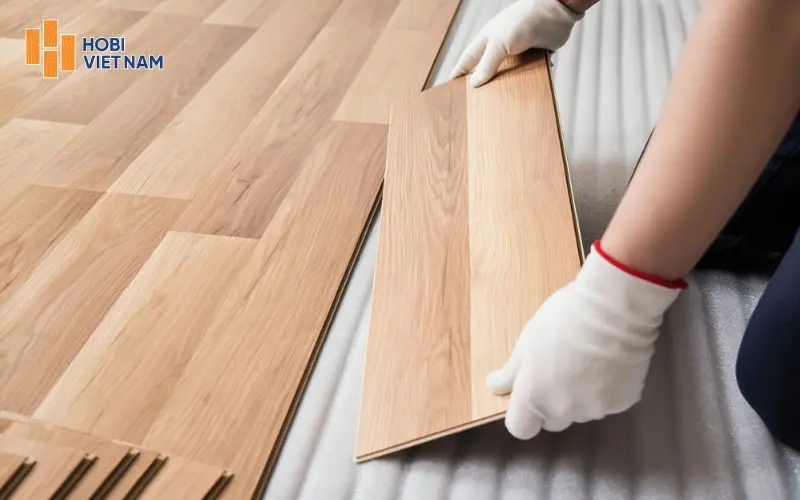 Tấm gỗ thứ hai được nối tiếp bằng cách đặt hèm dương vào hèm âm của tấm trước