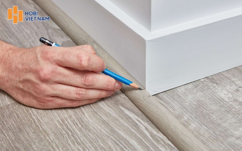 Phào chân tường là bước hoàn thiện cuối cùng trong quy trình thi công sàn gỗ