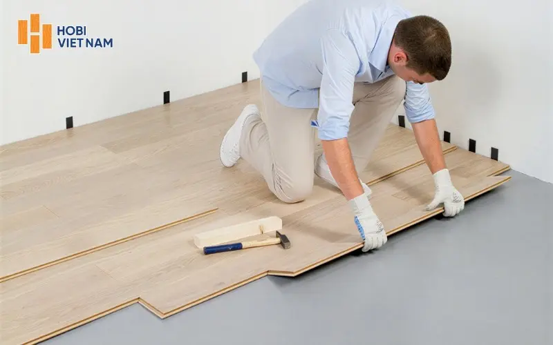 Việc xác định hướng lát sàn gỗ ảnh hưởng trực tiếp đến thẩm mỹ không gian