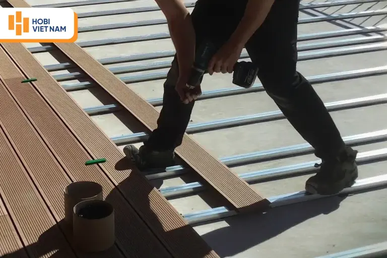 Hướng dẫn thi công sàn gỗ ngoài trời chi tiết, đúng kỹ thuật