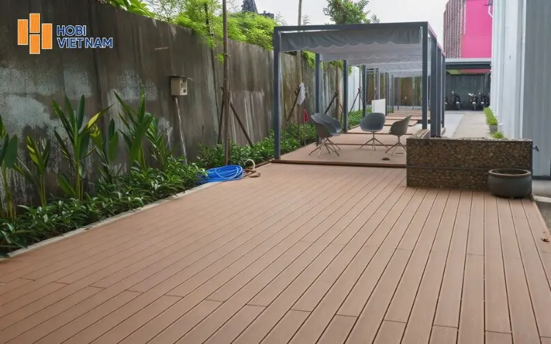 Lưu ý quan trọng khi vệ sinh và bảo vệ sàn gỗ ngoài trời