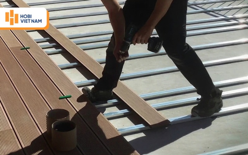 Kiểm tra và xử lý độ phẳng mặt nền bê tông trước khi lắp sàn