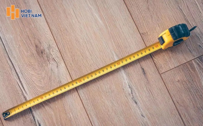 Kỹ thuật viên đo đạc diện tích thực tế để lập bản vẽ thi công