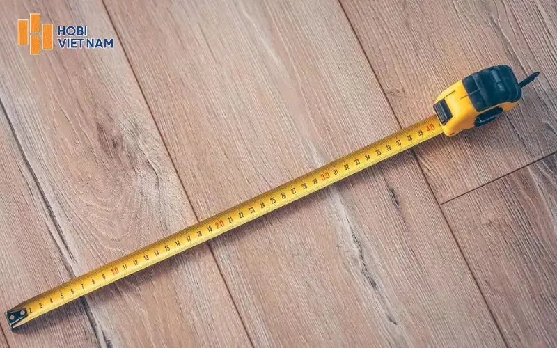 Kỹ thuật viên đo đạc diện tích thực tế để lập bản vẽ thi công