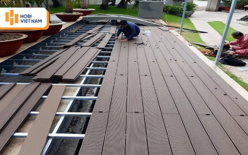 Tập kết thanh sàn gỗ nhựa và khung xương tại công trình thi công