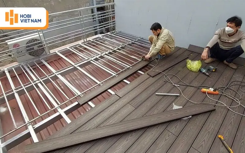 Lắp đặt hệ khung xương thép mạ kẽm chịu lực cho sàn ngoài trời