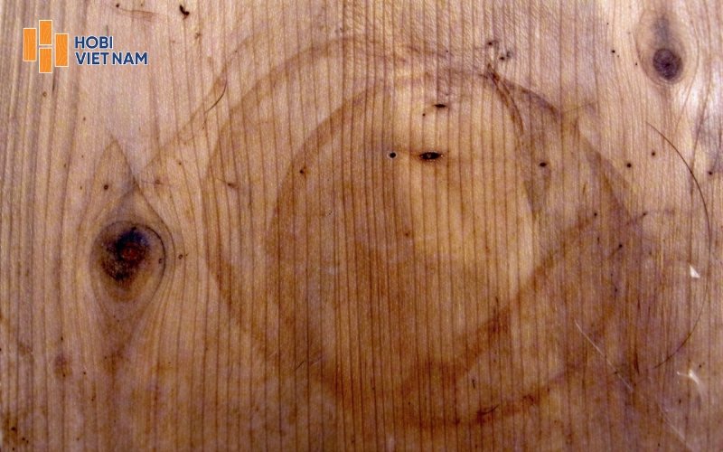 Vết bẩn tối màu trên sàn gỗ