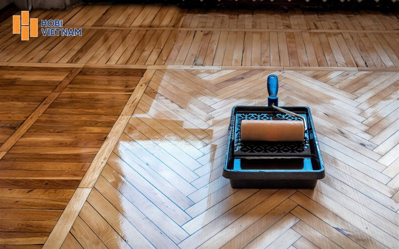 Đánh bóng hoặc dưỡng sàn gỗ để làm mới