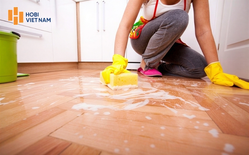 Vệ sinh sàn gỗ sâu định kỳ để loại bỏ bụi bẩn tích tụ ở các khe sàn