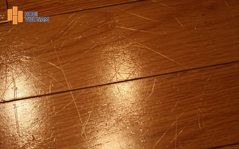 Vết trầy xước ở trên sàn gỗ