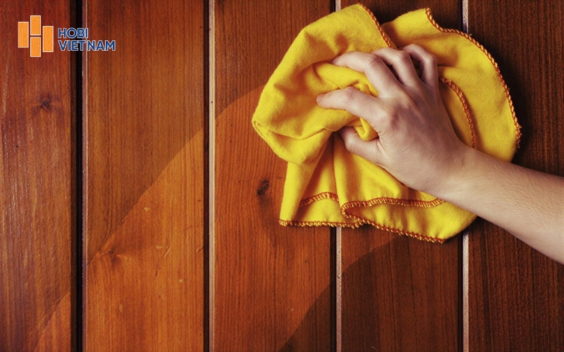 Vệ sinh vết bẩn sàn gỗ ngay lập tức với khăn mềm