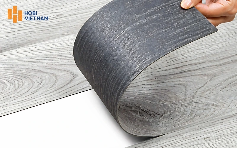 Kiểm tra nền sàn trước khi thi công dán sàn nhựa giả gỗ