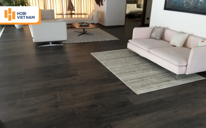 Đảm bảo nền phẳng, khô và sạch trước khi dán sàn nhựa