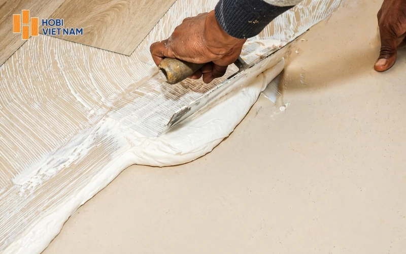 Các bước dán sàn nhựa giả gỗ bằng keo đúng kỹ thuật