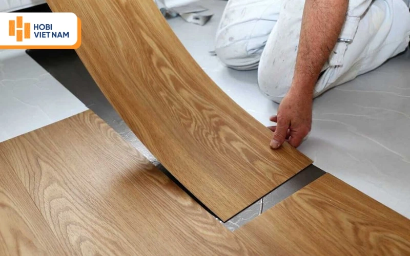 Sàn nhựa giả gỗ tự dán có quy cách phụ thuộc vào độ dày và kích thước cụ thể
