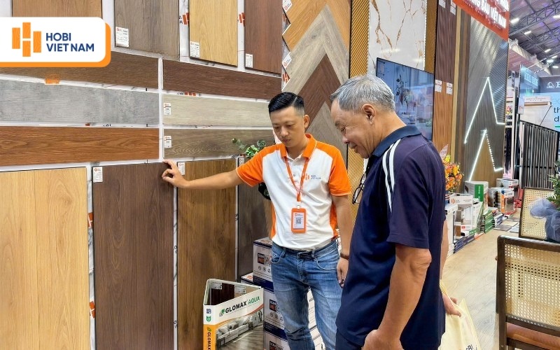 Khách hàng nên quan sát bề mặt sàn một cách kỹ lưỡng