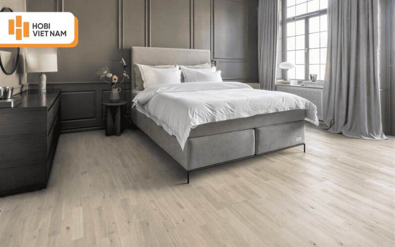 Phòng ngủ hiện đại sử dụng sàn gỗ tự nhiên oak (gỗ sồi) với tông màu sáng