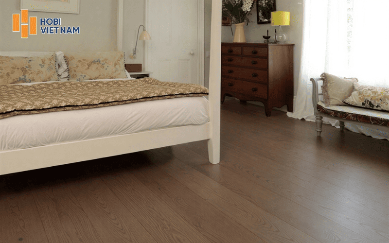 Sàn gỗ tự nhiên tông nâu nhạt mang lại vẻ ấm cúng cho phòng ngủ