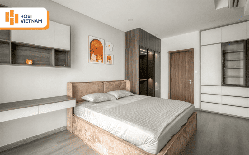 Sàn gỗ công nghiệp màu xám khói mang lại vẻ đẹp tối giản cho phòng ngủ