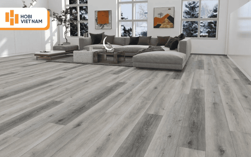 Lớp phủ bảo vệ bề mặt sàn nhựa giúp hạn chế trầy xước hiệu quả