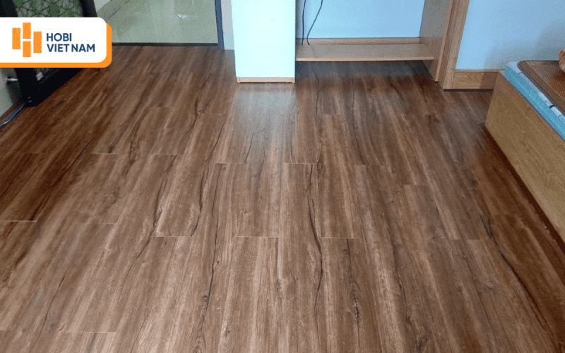 Sàn nhựa giả gỗ dán keo được cố định trực tiếp xuống nền bằng keo chuyên dụng