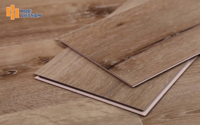 Sàn nhựa PVC có giá dao động khoảng 95.000đ đến trên 300.000đ/m²