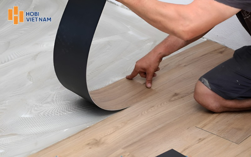 Sàn nhựa PVC dán keo bám chắc, phù hợp nền phẳng, khô ráo