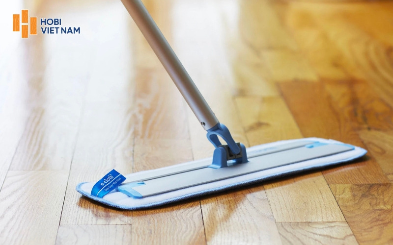 Sử dụng dụng cụ chuyên dụng vệ sinh sàn gỗ