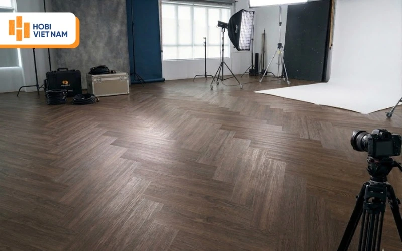 Sàn nhựa xương cá lắp tại khu vực văn phòng, studio