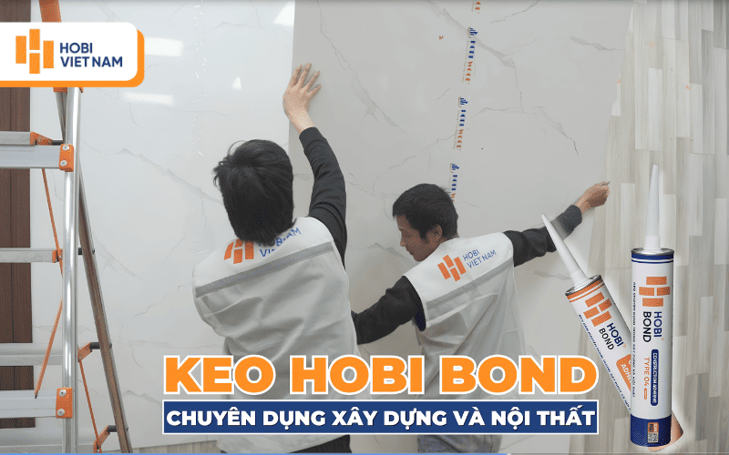 Bôi keo chuyên dụng lên tấm ốp tường để đảm bảo độ bền chắc khi sử dụng lâu dài