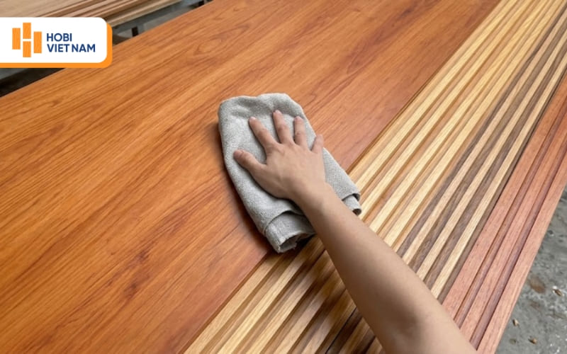 Vệ sinh tấm nhựa bằng khăn mềm, tránh hóa chất mạnh để giữ độ bóng