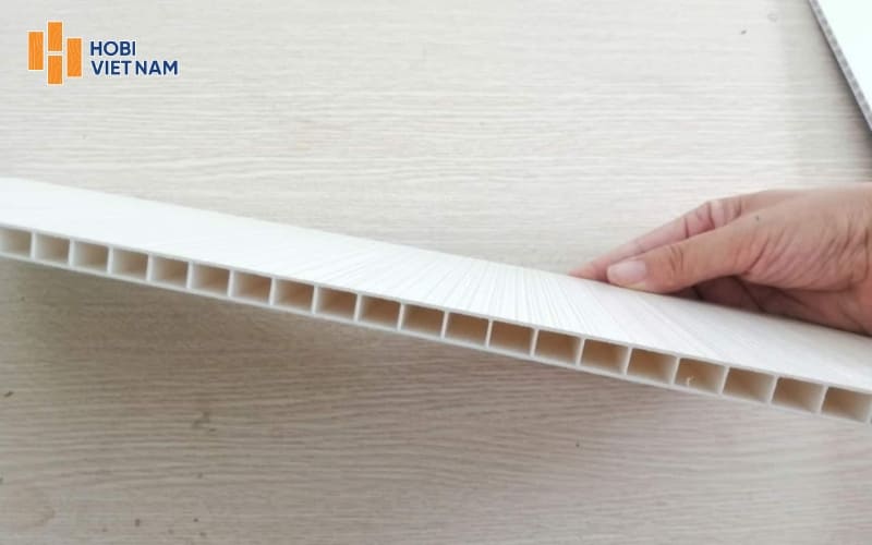 Tấm ốp tường PVC khó tái sử dụng sau tháo dỡ do dễ cong, nứt