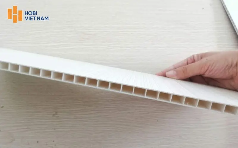 Tấm ốp tường PVC khó tái sử dụng sau tháo dỡ do dễ cong, nứt