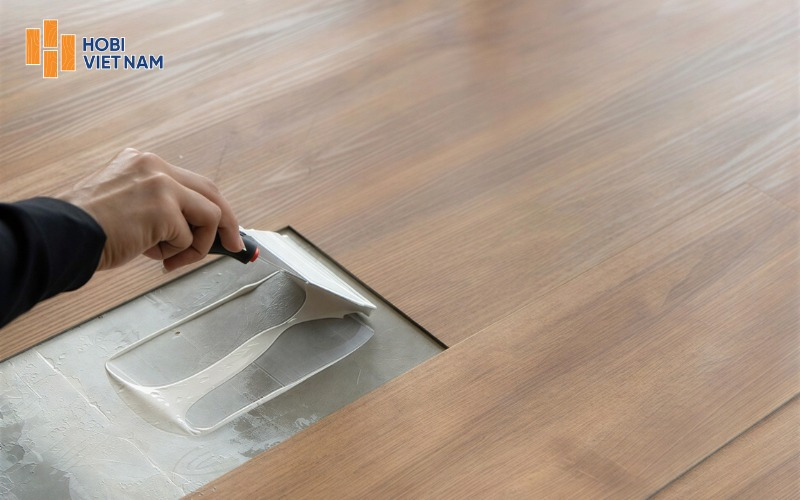 Phết keo đều lên từng khu vực nhỏ