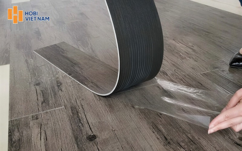 Lắp đặt sàn nhựa tự dán giả gỗ