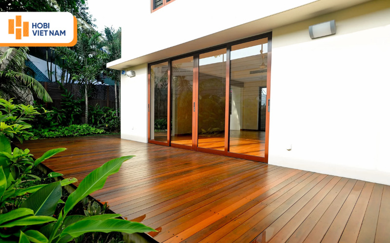 Kích thước và chất liệu sàn gỗ ngoài trời ảnh hưởng rất lớn đến chi phí