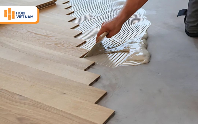 Keo dán giúp cố định tấm sàn nhựa chắc chắn trên bề mặt nền