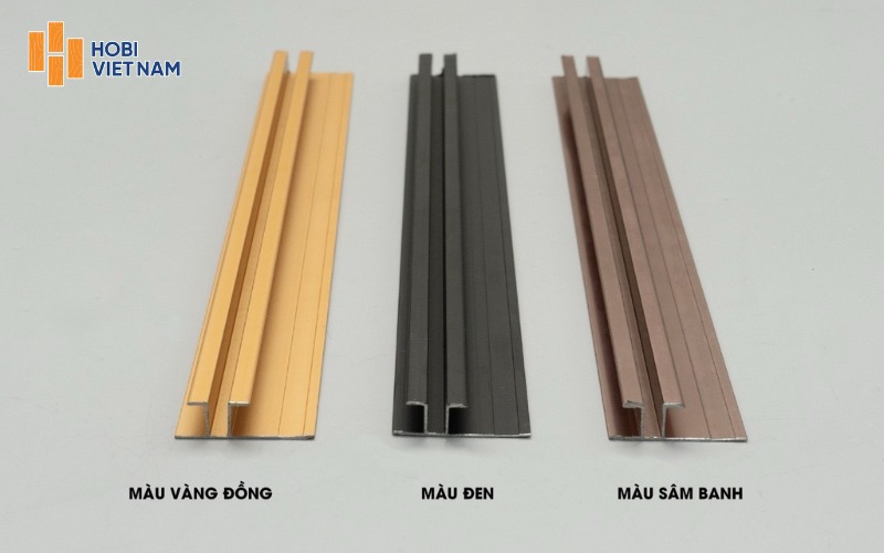 Nẹp H nối được sử dụng để liên kết hai tấm ốp than tre trên cùng mặt phẳng