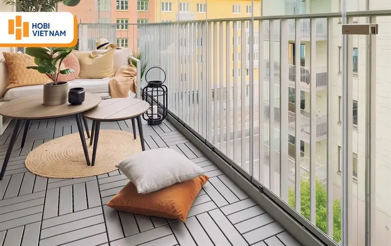 Mẫu ban công chung cư lát sàn gỗ nhựa so le hiện đại và thoáng đãng