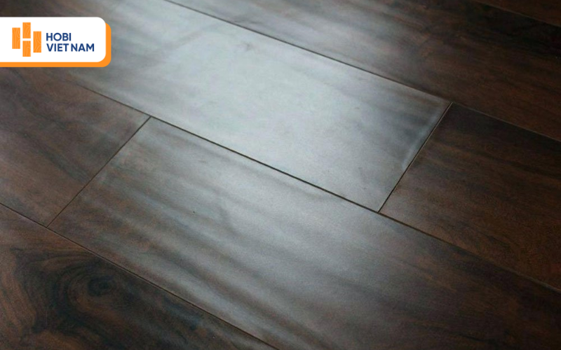 Ván sàn gỗ công nghiệp giá rẻ có nguy cơ phồng rộp khi tiếp xúc ẩm