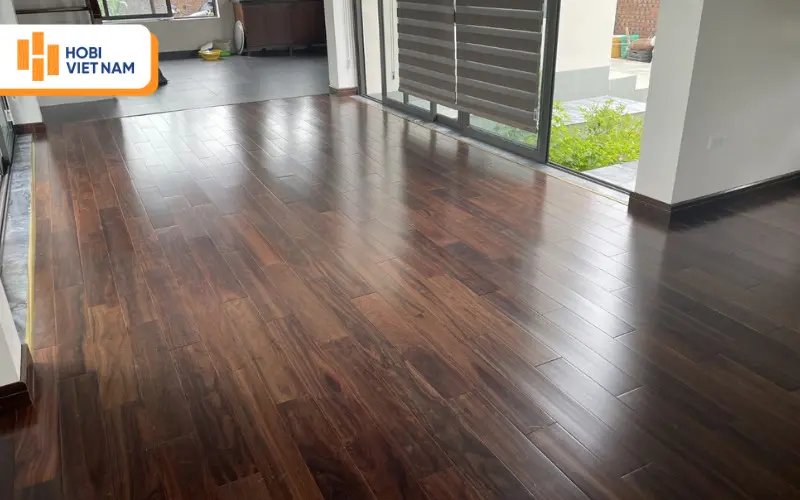 Sàn gỗ chiu liu ghép thanh tông màu trầm tối sang trọng cho biệt thự cao cấp