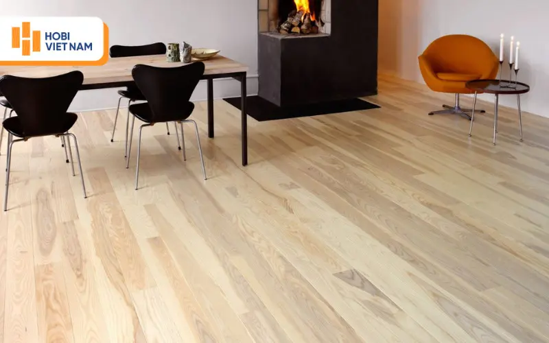 Mẫu sàn gỗ tần bì ghép thanh vân gỗ rõ nét cho không gian hiện đại