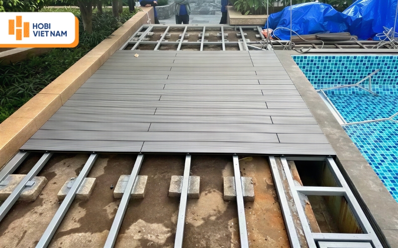 Thi công sàn gỗ hồ bơi phải đảm bảo nền bằng phẳng