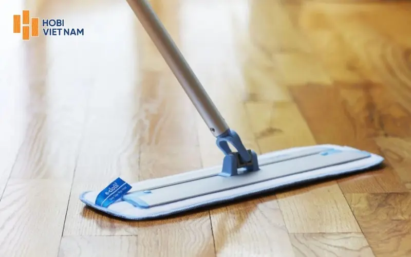 Lau sàn bằng khăn ẩm vắt kiệt nước, hạn chế đọng nước và bảo vệ bề mặt sàn