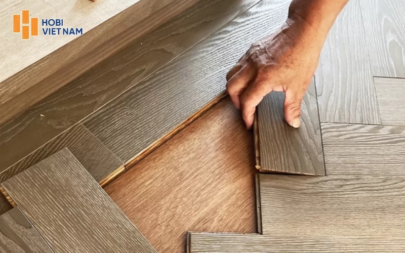 Sàn gỗ có nhiều lớp liên kết chặt chẽ, giúp hạn chế cong vênh, co ngót