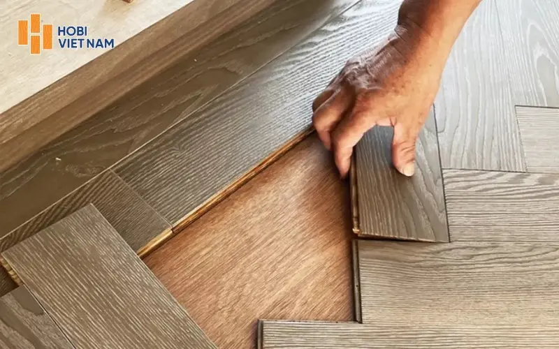 Sàn gỗ có nhiều lớp liên kết chặt chẽ, giúp hạn chế cong vênh, co ngót