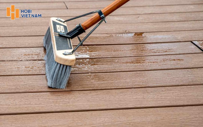 Nên quét dọn, vệ sinh định kỳ để bề mặt sàn luôn sạch sẽ
