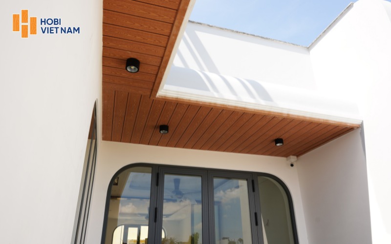 Dự án thi công tấm ốp trần gỗ nhựa ngoài trời kết hợp đèn led tại Bình Chánh